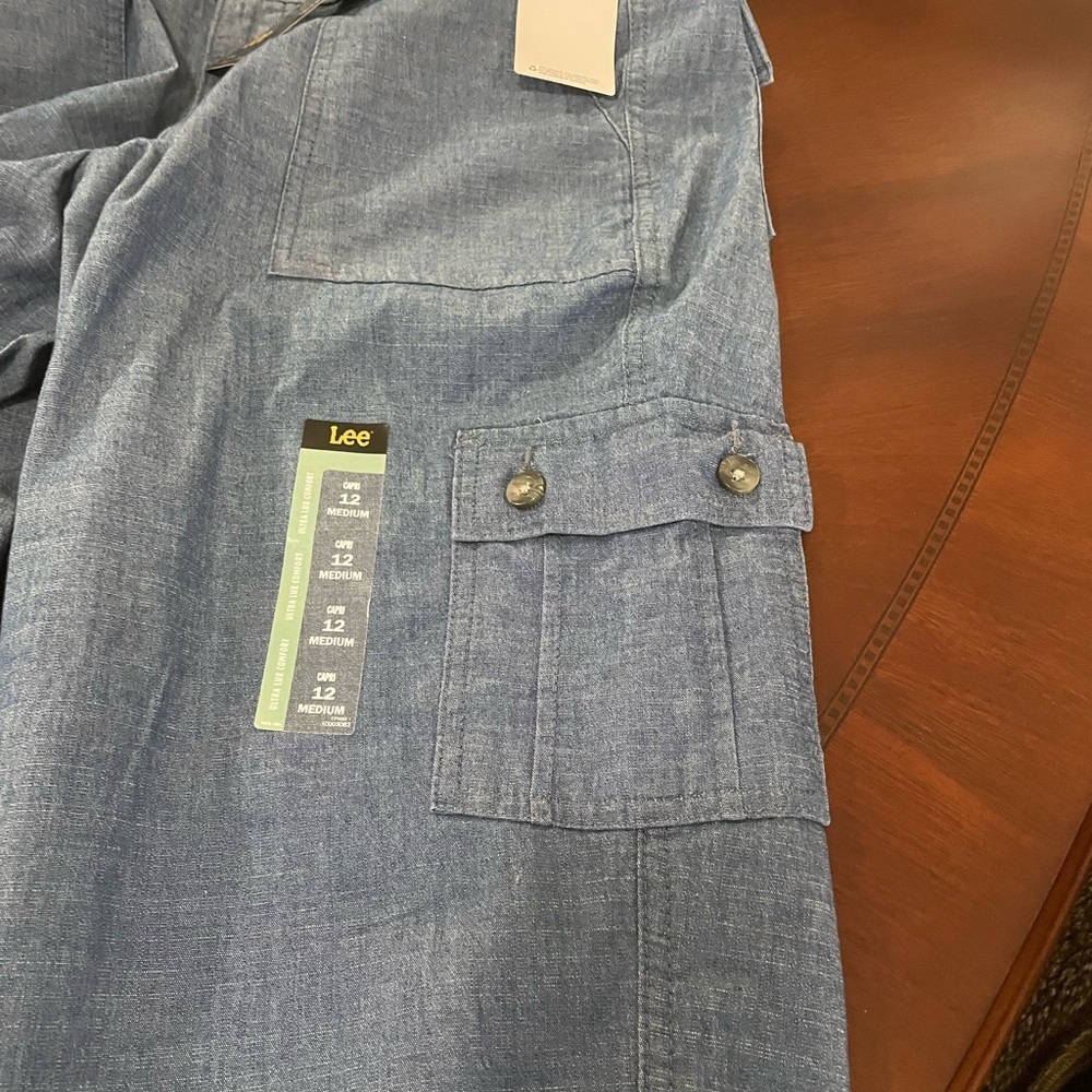 Lee women’s Flex-To -Go Cargo Capri pants size 12M . Blue - Picture 5 of 7